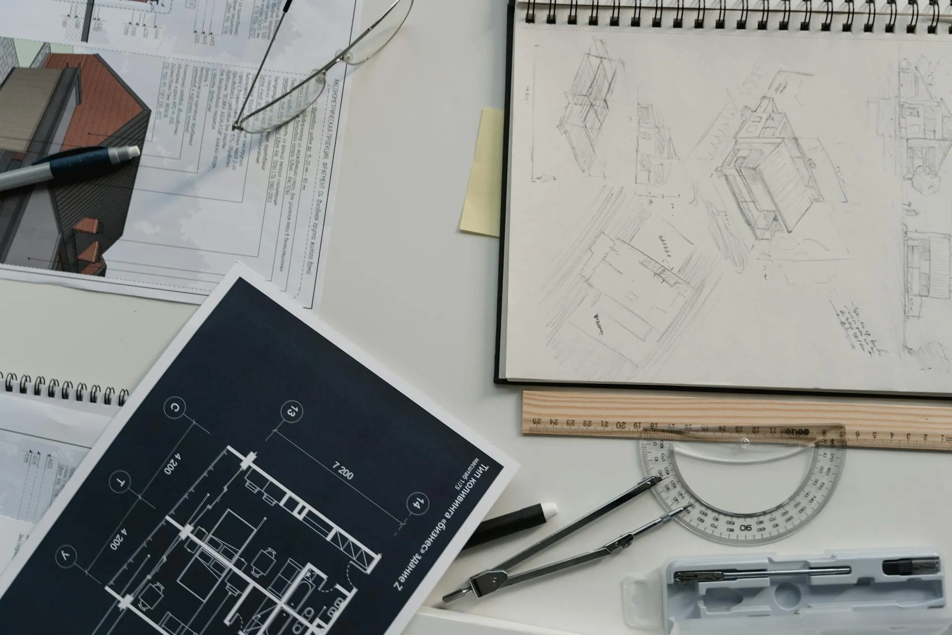 Mesa de trabajo con planos y herramientas de diseño técnico