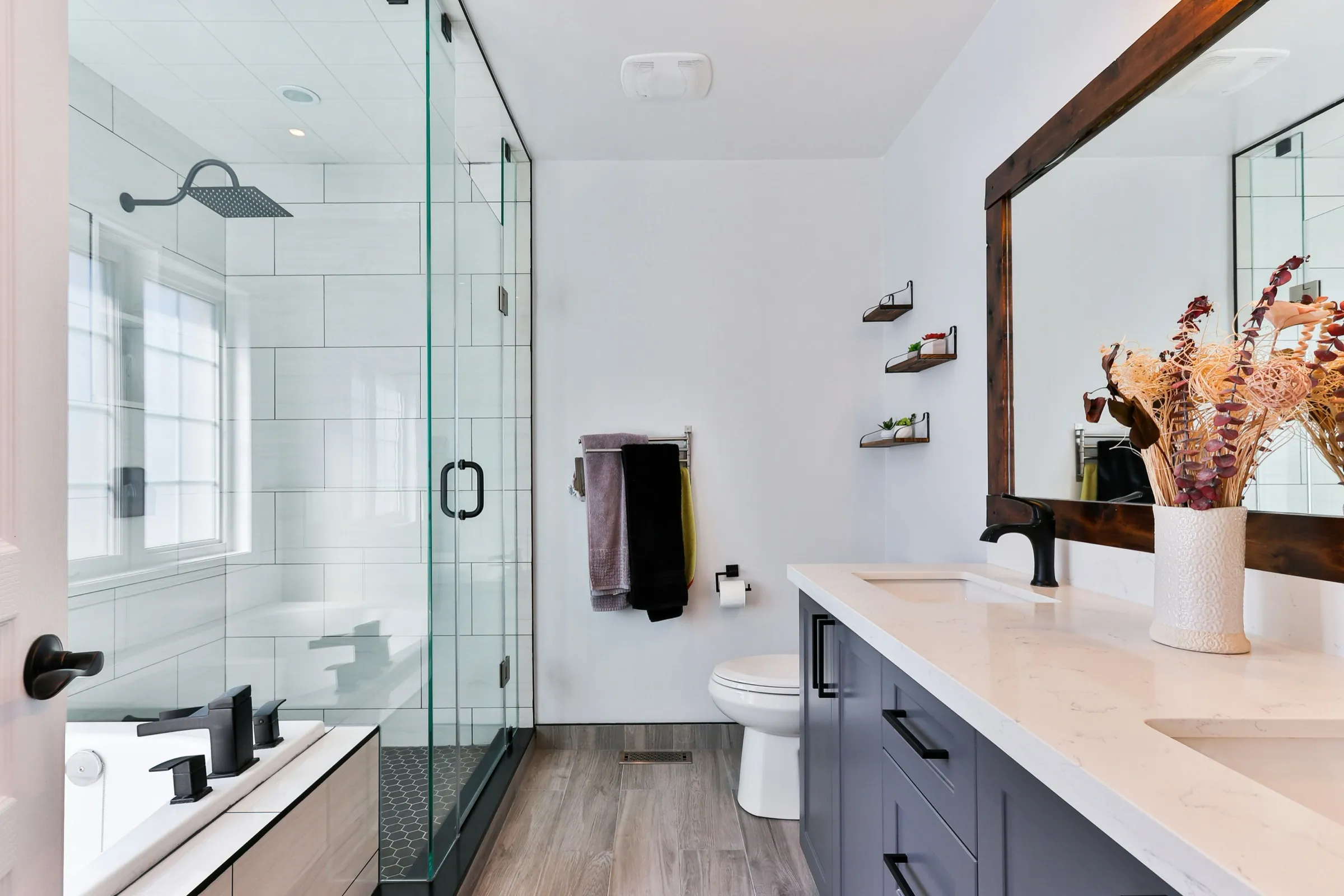 Baño contemporáneo con ducha de cristal