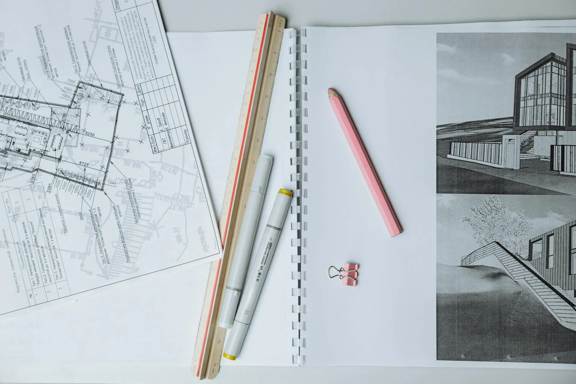 Bocetos arquitectónicos y herramientas de dibujo