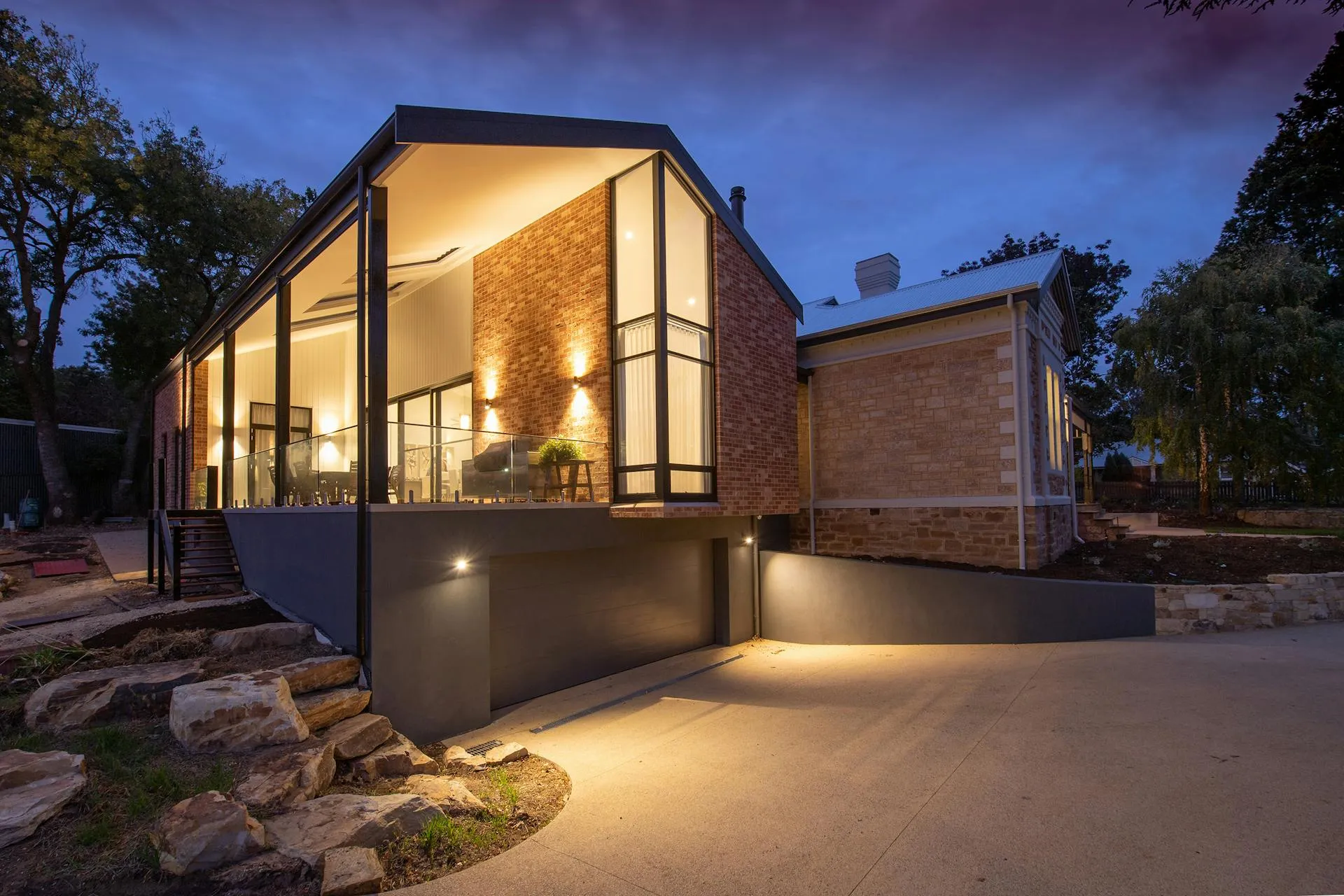 Casa moderna iluminada al atardecer