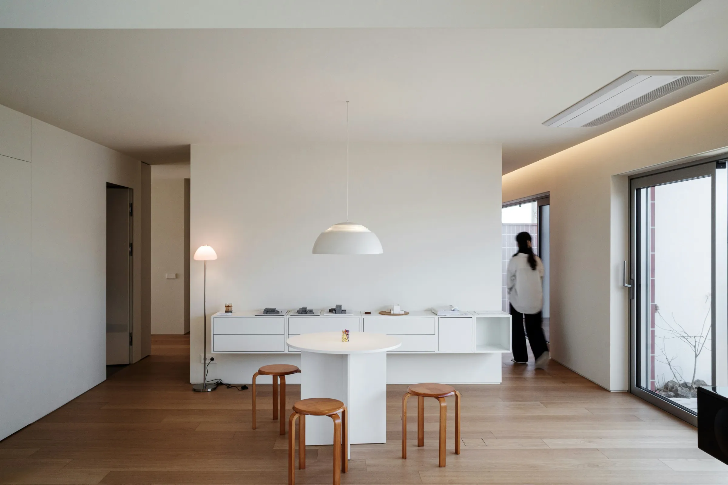 Salón minimalista con iluminación cálida