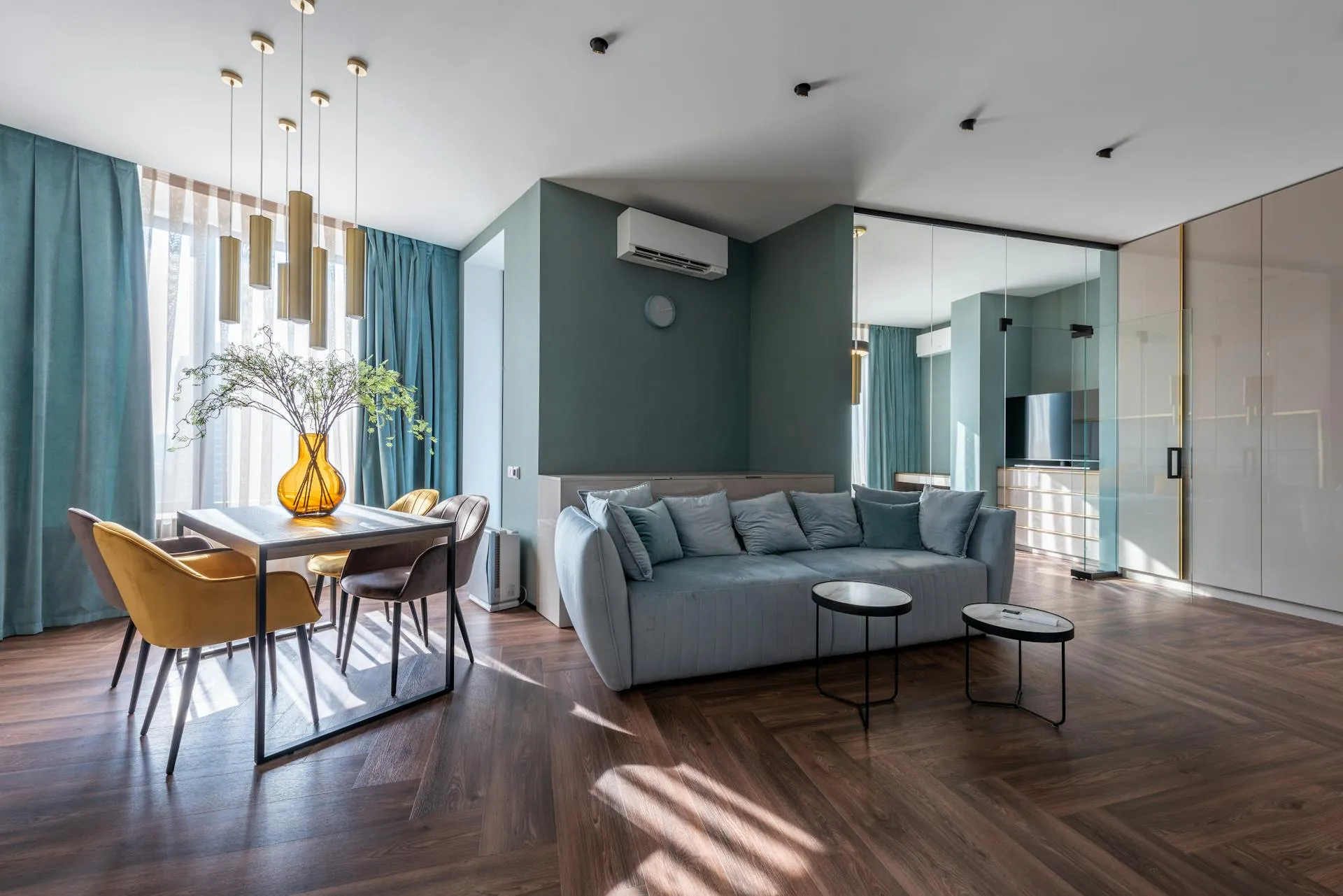 Salón espacioso con diseño de interiores moderno